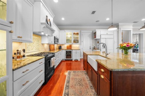 House in Tampa, Florida 4 bedrooms, 335.66 sq.m. № 1514899 - photo 5