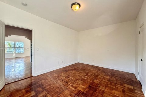 Снять в аренду квартиру в Майами-Бич, Флорида 1 спальня, 1596.99м2, № 2045479 - фото 11