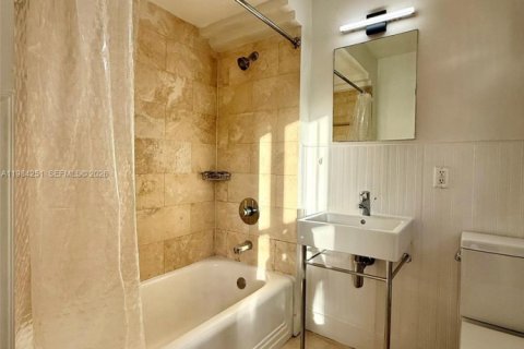 Снять в аренду квартиру в Майами-Бич, Флорида 1 спальня, 1596.99м2, № 2045479 - фото 12