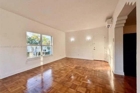 Снять в аренду квартиру в Майами-Бич, Флорида 1 спальня, 1596.99м2, № 2045479 - фото 8