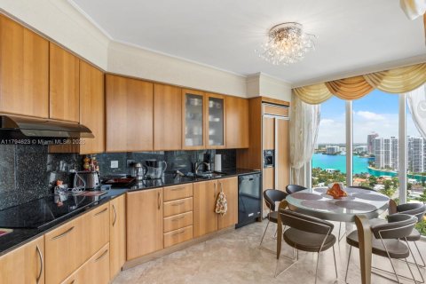 Condo in Sunny Isles Beach, Florida, 2 bedrooms  № 1728925 - photo 19