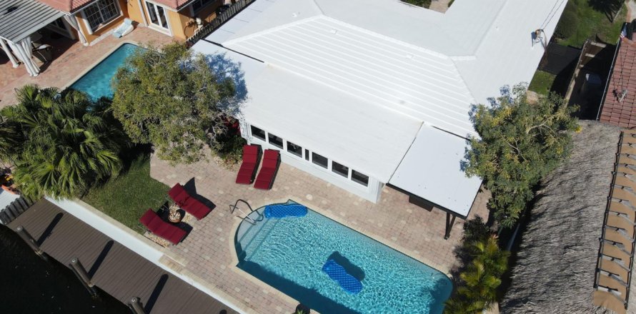 House in Pompano Beach, Florida 2 bedrooms, 130.06 sq.m. № 2158201