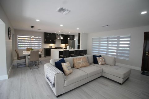 House in Pompano Beach, Florida 2 bedrooms, 130.06 sq.m. № 2158201 - photo 6