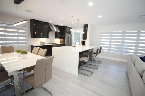 House in Pompano Beach, Florida 2 bedrooms, 130.06 sq.m. № 2158201 - photo 11