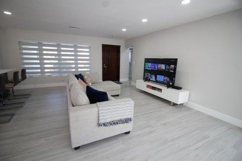 House in Pompano Beach, Florida 2 bedrooms, 130.06 sq.m. № 2158201 - photo 9