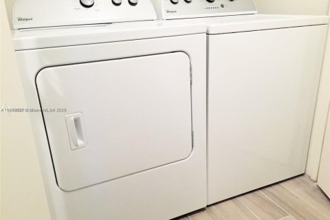 Condominio en venta en Miami, Florida, 3 dormitorios, 133.59 m2 № 2185813 - foto 30