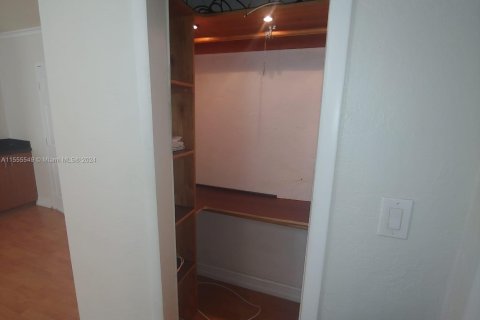 Condo in Miami Beach, Florida, 1 bedroom  № 1961079 - photo 19