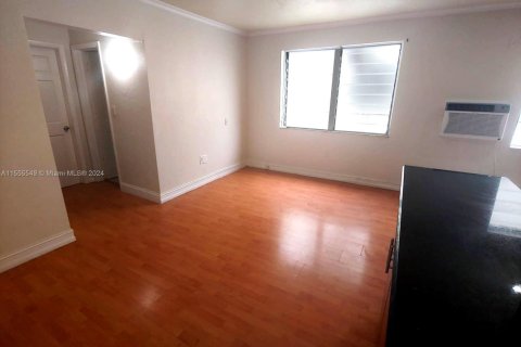 Condo in Miami Beach, Florida, 1 bedroom  № 1961079 - photo 12