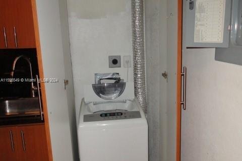 Condo in Miami Beach, Florida, 1 bedroom  № 1961079 - photo 10