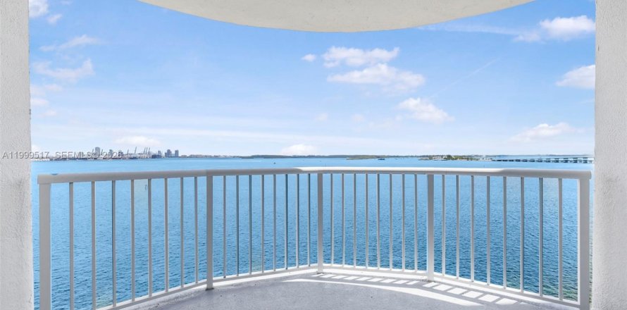 Condo in Miami, Florida, 3 bedrooms  № 2064284
