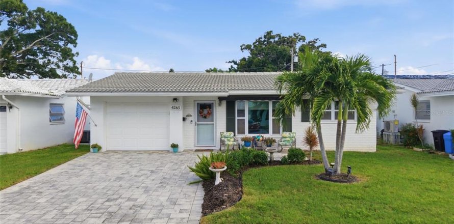 House in Pinellas Park, Florida 2 bedrooms, 102.47 sq.m. № 2345468