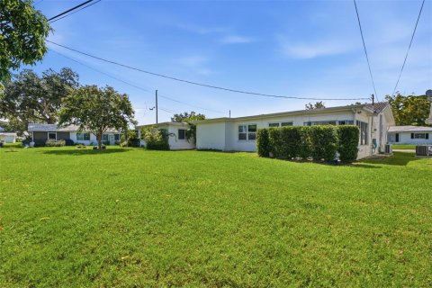 House in Pinellas Park, Florida 2 bedrooms, 102.47 sq.m. № 2345468 - photo 23