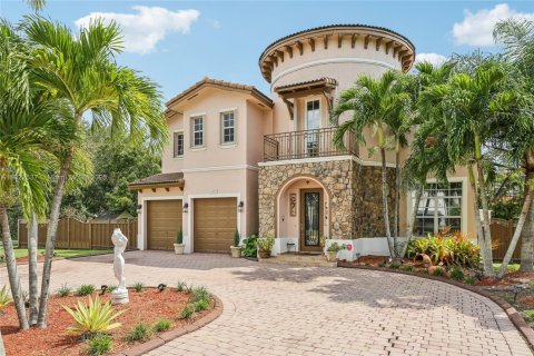 Villa ou maison à vendre à Miami, Floride: 5 chambres, 338.63 m2 № 1785830 - photo 1