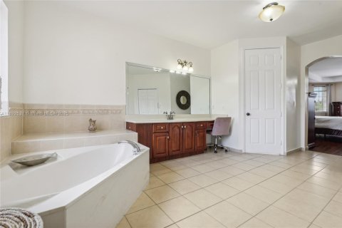 Villa ou maison à vendre à Miami, Floride: 5 chambres, 338.63 m2 № 1785830 - photo 22