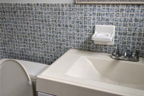 Condominio en alquiler en Miami, Florida, 2 dormitorios, 91.97 m2 № 2032960 - foto 5