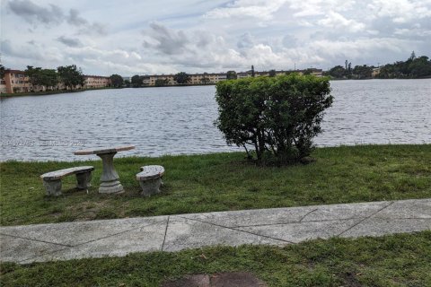 Condominio en alquiler en Miami, Florida, 2 dormitorios, 91.97 m2 № 2032960 - foto 3