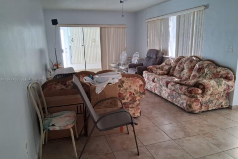 Condominio en alquiler en Miami, Florida, 2 dormitorios, 91.97 m2 № 2032960 - foto 2