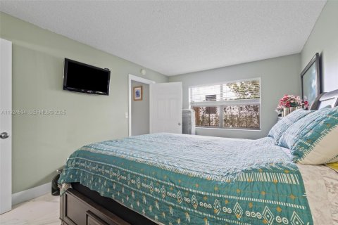 Condo in Miami, Florida, 2 bedrooms  № 2082899 - photo 21