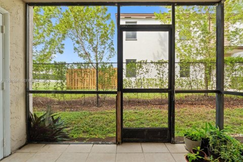 Condo in Miami, Florida, 2 bedrooms  № 2082899 - photo 25