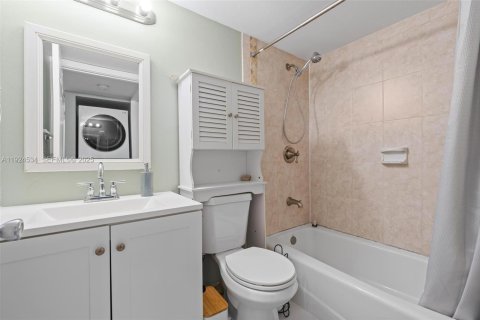 Condo in Miami, Florida, 2 bedrooms  № 2082899 - photo 14