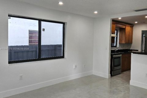 Снять в аренду таунхаус в Катлер-Бей, Флорида 2 спальни, 218.6м2, № 2003535 - фото 3