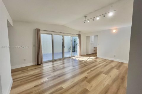 Adosado en alquiler en Miami, Florida, 3 dormitorios, 107.4 m2 № 1953730 - foto 16