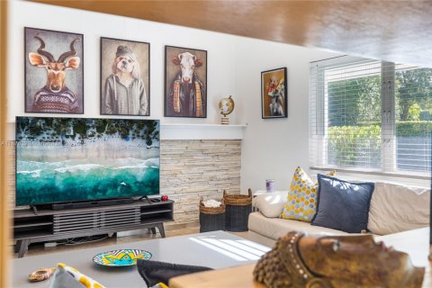 House in Biscayne Park, Florida 3 bedrooms, 133.59 sq.m. № 1980988 - photo 12