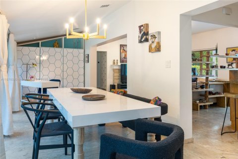 House in Biscayne Park, Florida 3 bedrooms, 133.59 sq.m. № 1980988 - photo 8