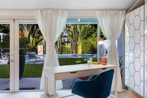 House in Biscayne Park, Florida 3 bedrooms, 133.59 sq.m. № 1980988 - photo 9