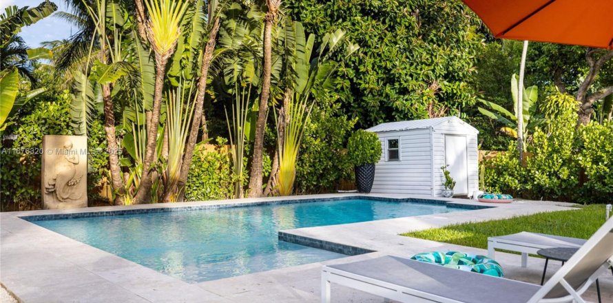 House in Biscayne Park, Florida 3 bedrooms, 133.59 sq.m. № 1980988