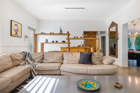 House in Biscayne Park, Florida 3 bedrooms, 133.59 sq.m. № 1980988 - photo 13