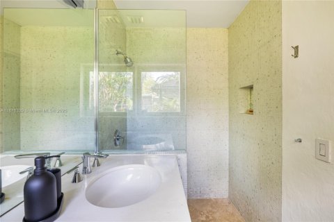 House in Biscayne Park, Florida 3 bedrooms, 133.59 sq.m. № 1980988 - photo 27