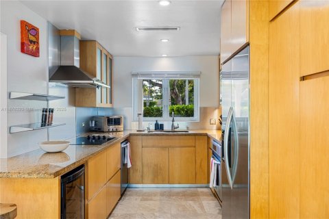 House in Biscayne Park, Florida 3 bedrooms, 133.59 sq.m. № 1980988 - photo 18