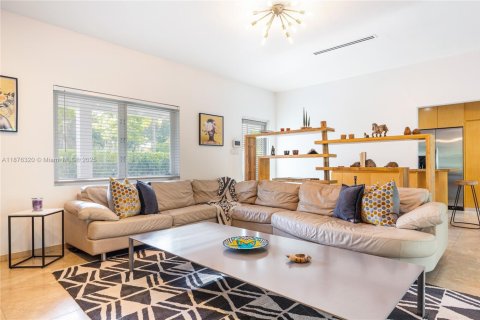 House in Biscayne Park, Florida 3 bedrooms, 133.59 sq.m. № 1980988 - photo 14