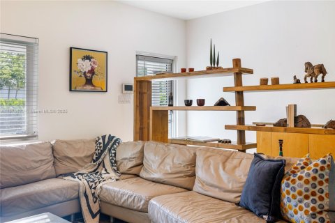 House in Biscayne Park, Florida 3 bedrooms, 133.59 sq.m. № 1980988 - photo 10