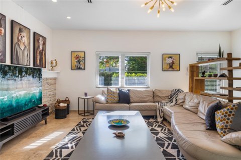 House in Biscayne Park, Florida 3 bedrooms, 133.59 sq.m. № 1980988 - photo 11