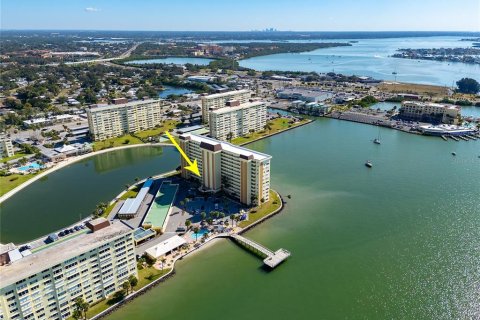 Condominio en Saint Petersburg, Florida, 2 dormitorios  № 2099072