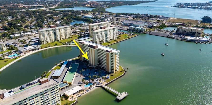 Condominio en Saint Petersburg, Florida, 2 dormitorios  № 2099072