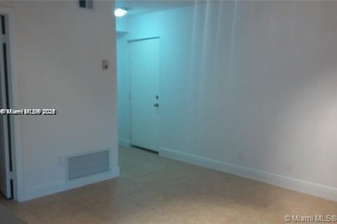 Condo in Tamarac, Florida, 1 bedroom  № 2012999 - photo 11