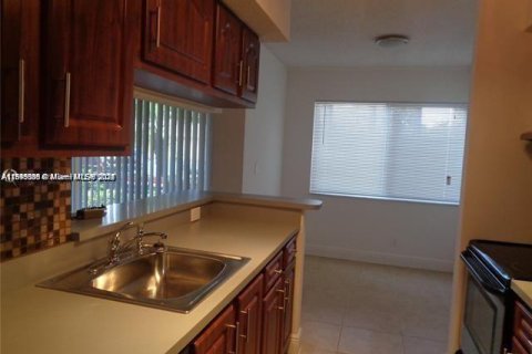 Condo in Tamarac, Florida, 1 bedroom  № 2012999 - photo 5