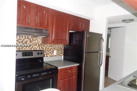 Condo in Tamarac, Florida, 1 bedroom  № 2012999 - photo 4