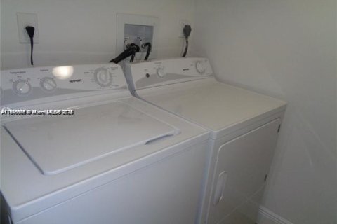 Condo in Tamarac, Florida, 1 bedroom  № 2012999 - photo 17