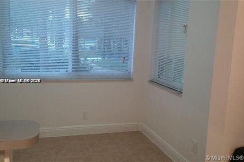 Condo in Tamarac, Florida, 1 bedroom  № 2012999 - photo 12