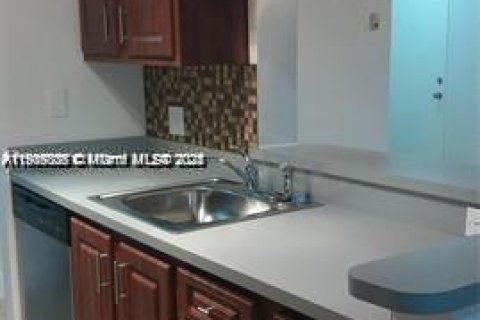 Condo in Tamarac, Florida, 1 bedroom  № 2012999 - photo 7