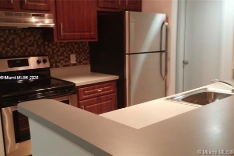 Condo in Tamarac, Florida, 1 bedroom  № 2012999 - photo 8