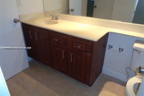 Condo in Tamarac, Florida, 1 bedroom  № 2012999 - photo 15