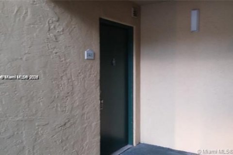 Condo in Tamarac, Florida, 1 bedroom  № 2012999 - photo 3