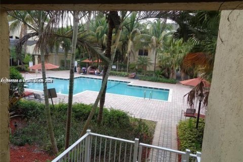 Condo in Tamarac, Florida, 1 bedroom  № 2012999 - photo 20