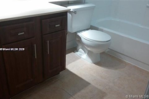 Condo in Tamarac, Florida, 1 bedroom  № 2012999 - photo 16