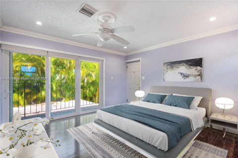 House in Miami, Florida 5 bedrooms, 295.15 sq.m. № 1894235 - photo 18